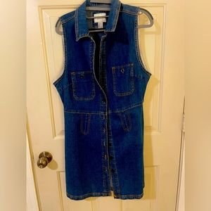 A Jean dress only used twice, black buttons and it’s stretchy